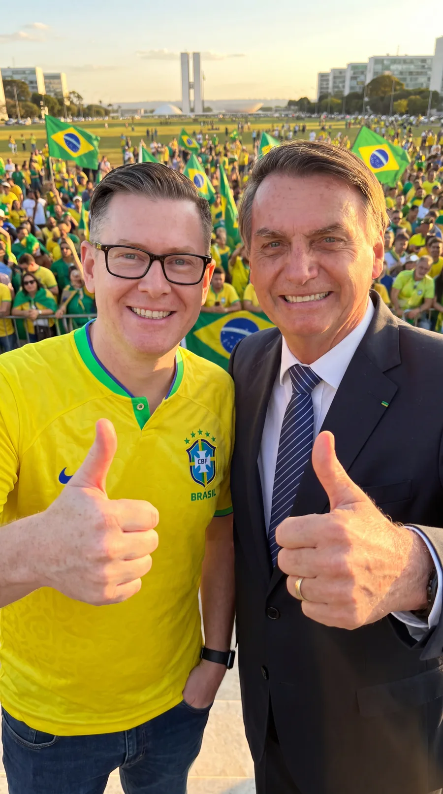 Exemplo do estilo Selfie: lado a lado com joinha